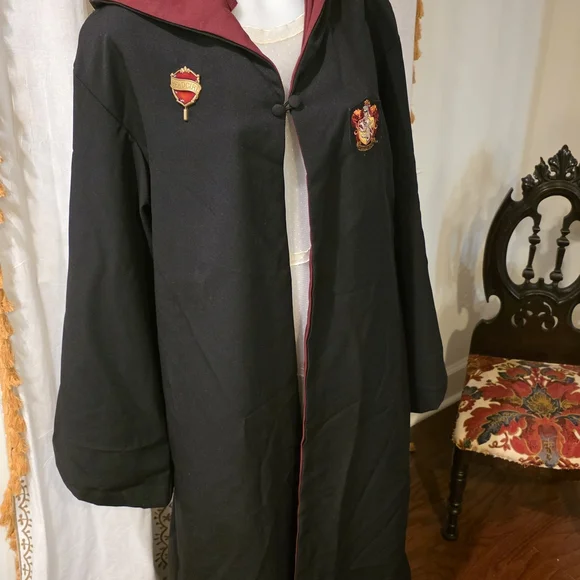 Black Hooded Robe with Red Accents - Picture 2 of 9